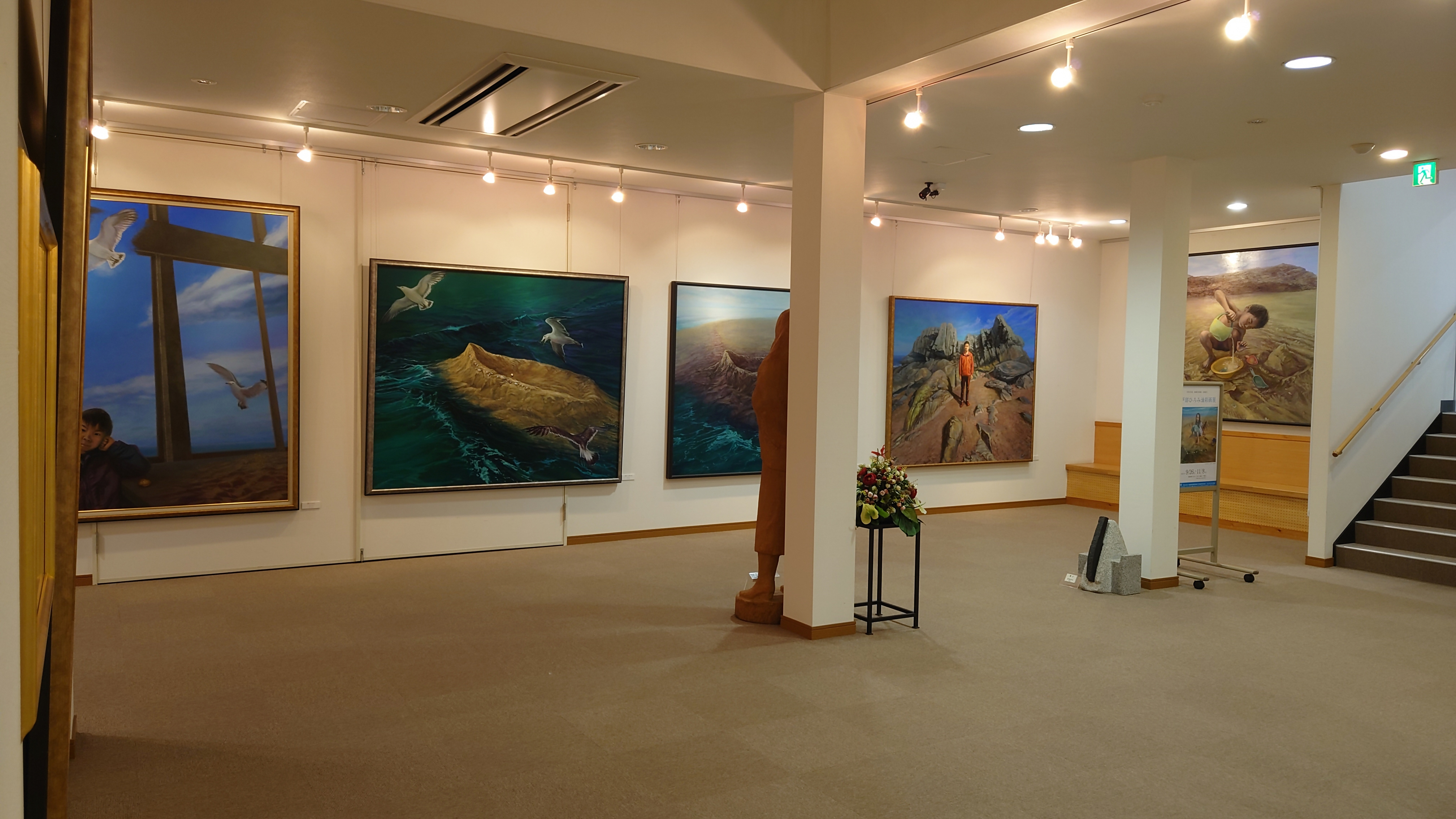 深美2026企画展Ⅱ_展示01 深浦町美術館第二回企画展の別角度による画像。